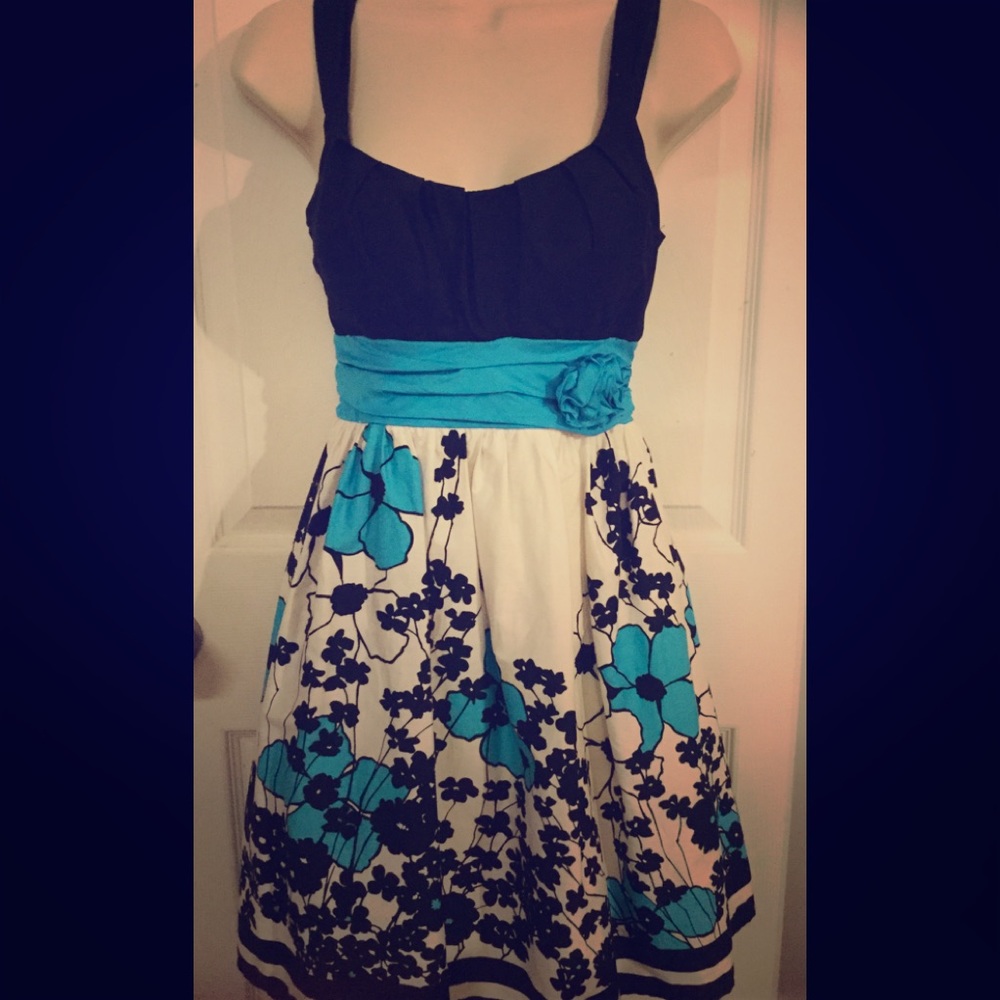 Beautiful dress 👗 in Excellent condition. Size 3